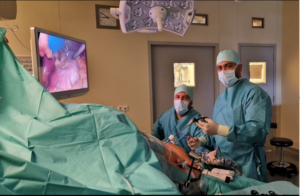 Oberarzt Ahmed Elwahidi (rechts) bei einem chirurgischen Eingriff. Foto: Klinikum Bad Salzungen