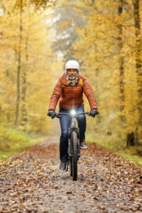 Wer E-Bike fährt, ist an der frischen Luft unterwegs und bringt zugleich mehr Bewegung und Fitness in den Alltag.