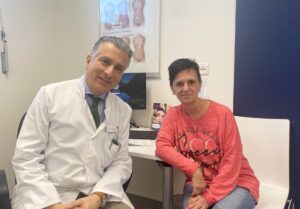 rofessor Dr. Dr. Elias Polykandriotis mit einer zufriedenen Patientin.