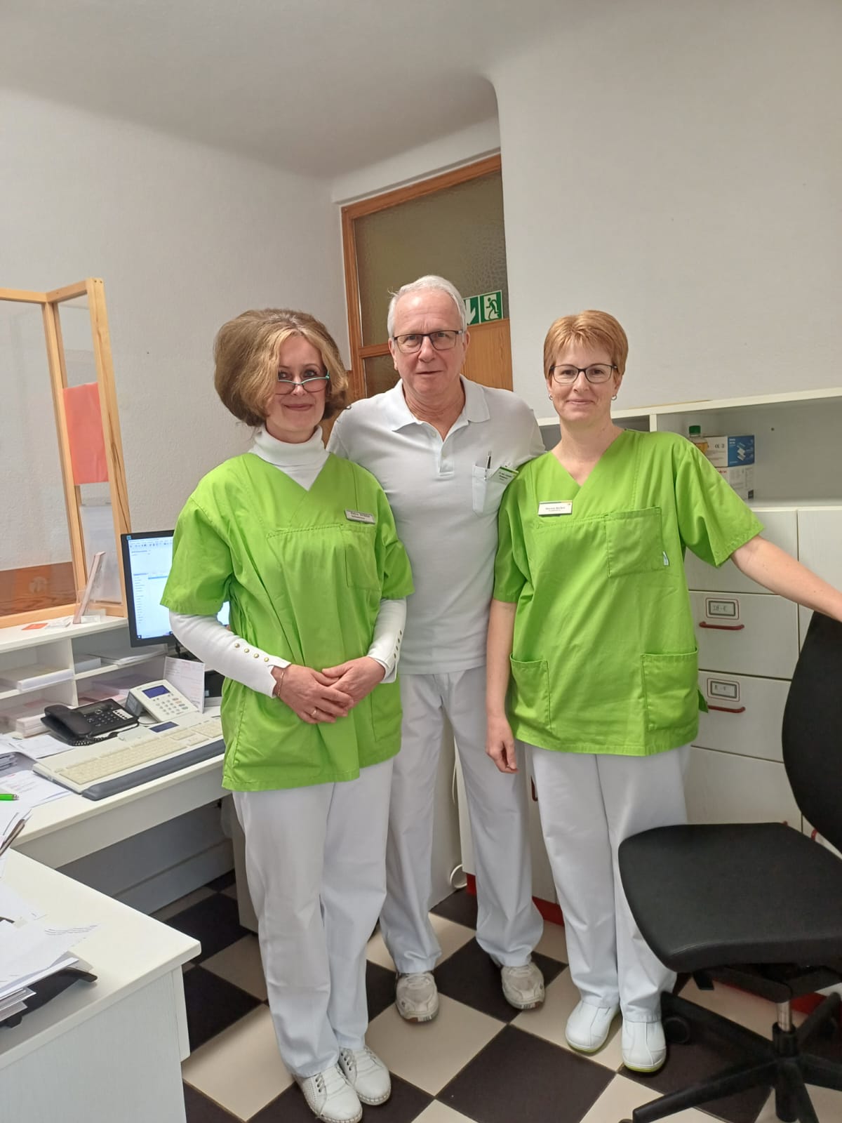 Dr. med. Alexander Bernasowski mit den Medizinischen Fachangestellten Petra Widder (l.) und Doreen Becker. Zum Team gehört ebenfalls Gabriele Kämmer.