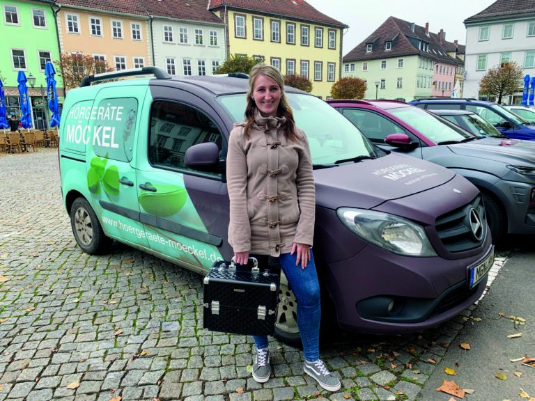 Sabrina Schippel von Hörgeräte Möckel im Außendienst-Einsatz.